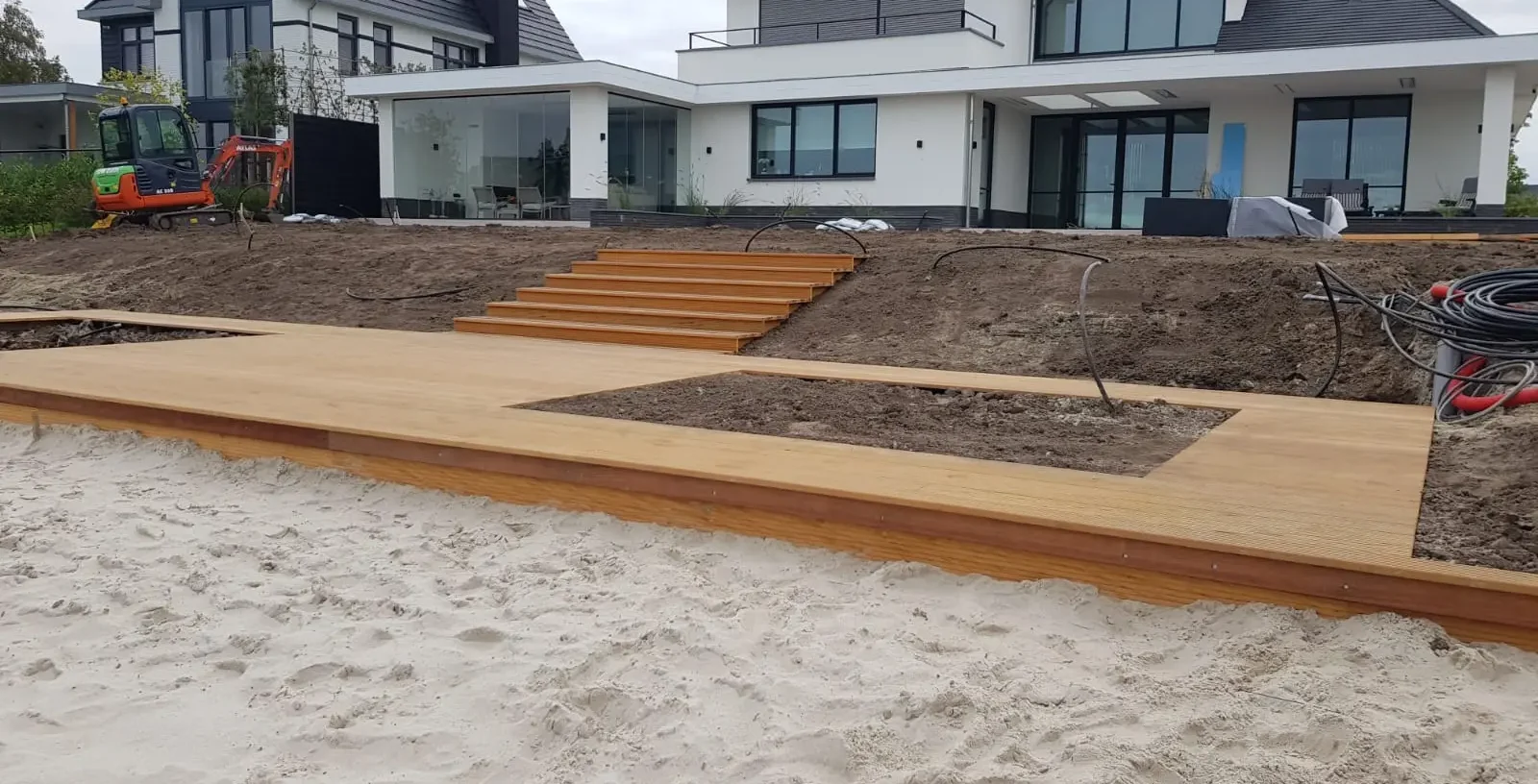 Aanleg van een tuin aan het water in Cuijk. Tuinaanleg door Uw Tuin Hoveniers uit Malden.