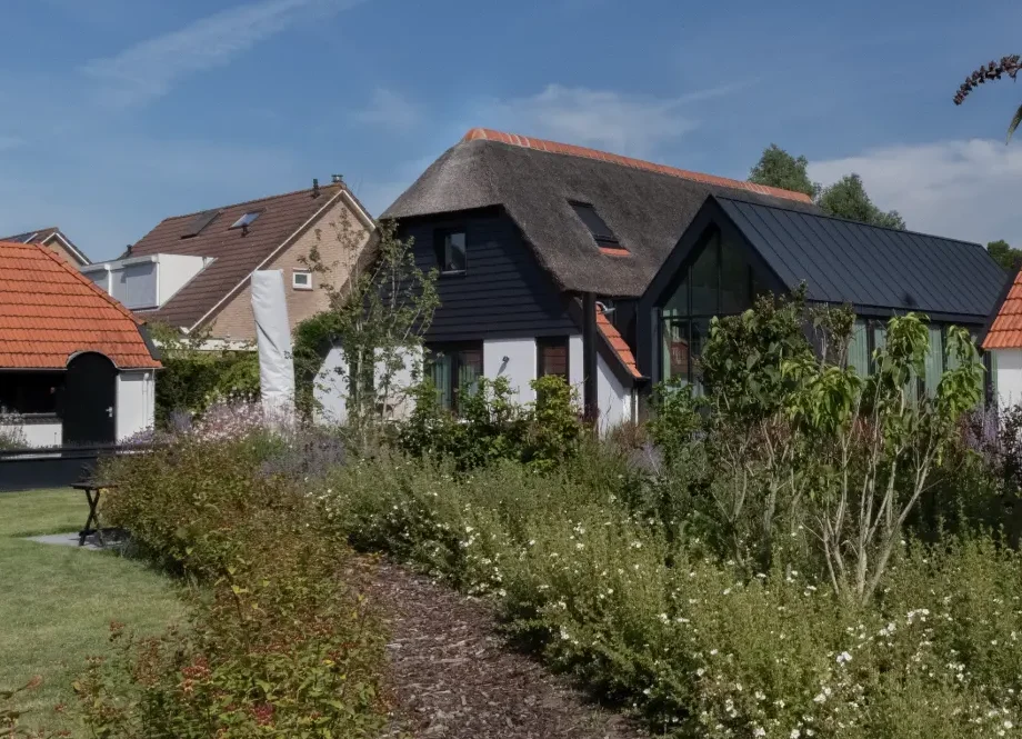 Achtertuin van een boerderij in Beneden - Leeuwen met vijver en beplanting. Tuinontwerp en tuinaanleg door Uw Tuin Hoveniers uit Malden