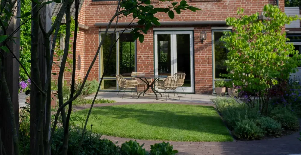 Terras in de achtertuin van een klassieke tuin in Malden. Tuinontwerp en tuinaanleg door Uw Tuin Hoveniers uit Malden.