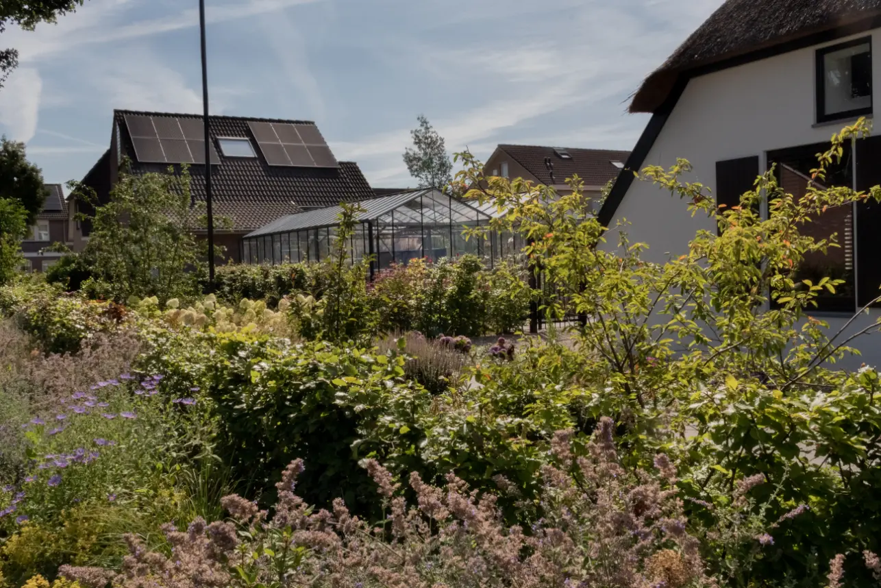 Voortuin van een boerderij in Beneden - Leeuwen. Tuinontwerp en tuinaanleg door Uw Tuin Hoveniers Malden