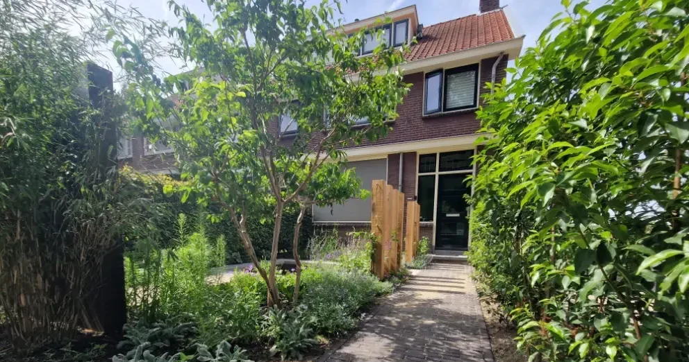 Groene voortuin van een stadstuin in Nijmegen. Deze tuin is ontworpen door de tuinarchitecten van Uw Tuin Hoveniers en aangelegd door de hoveniers van Uw Tuin Hoveniers uit Malden.