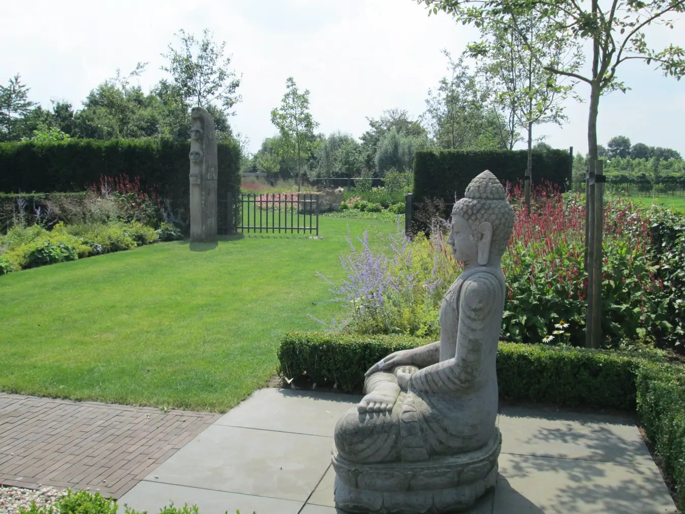 Kunstwerk van parktuin in Vianen. Tuinaanleg door Uw Tuin Hoveniers uit Malden