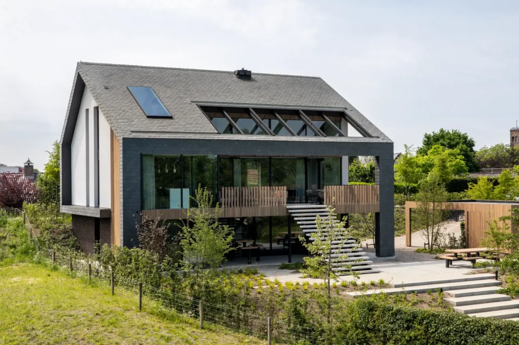 Huis in een landschappelijke omgeving. Tuinontwerp en tuinaanleg door Uw Tuin Hoveniers uit Malden