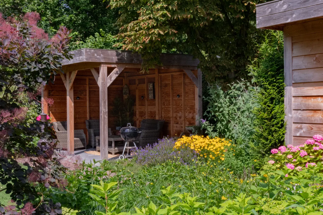 Tuinaanleg van een bostuin met tuinoverkapping in Huissen