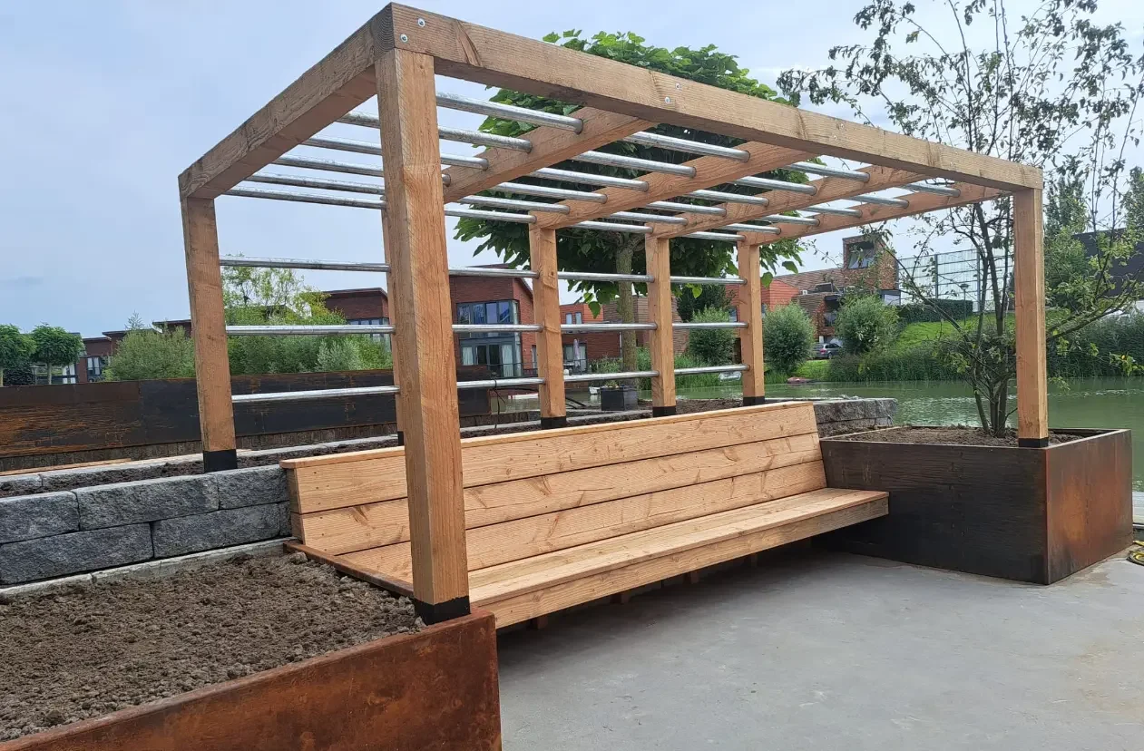 Unieke tuinbank en pergola op een daktuin aangelegd door Uw Tuin Hoveniers uit Malden