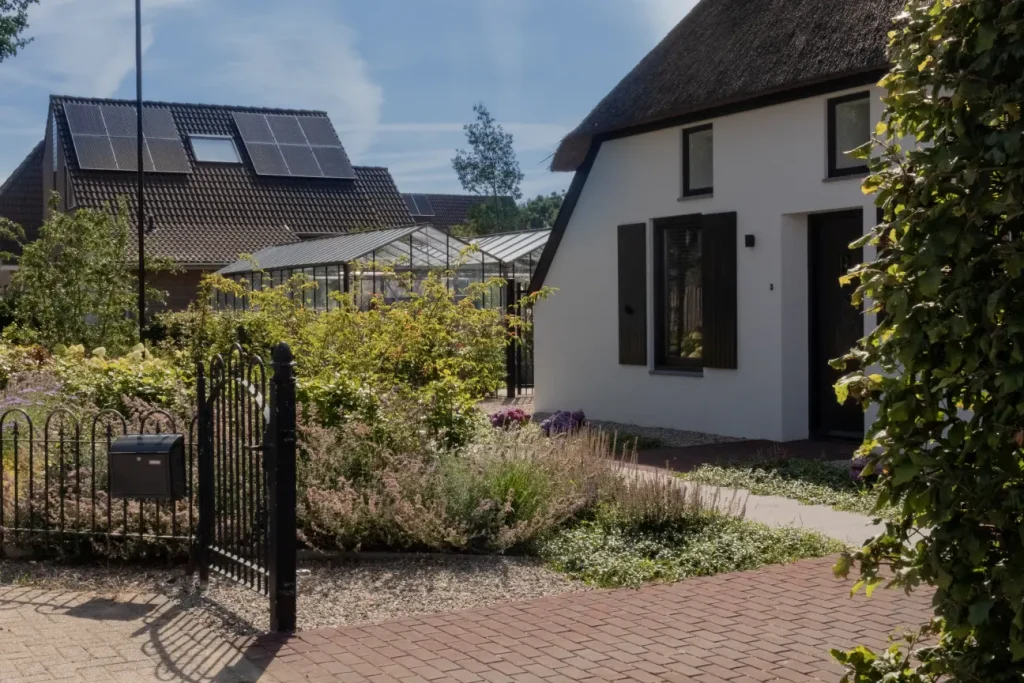 Voortuin van een boerderij in Beneden Leeuwen. Tuinaanleg door Uw Tuin Hoveniers Malden