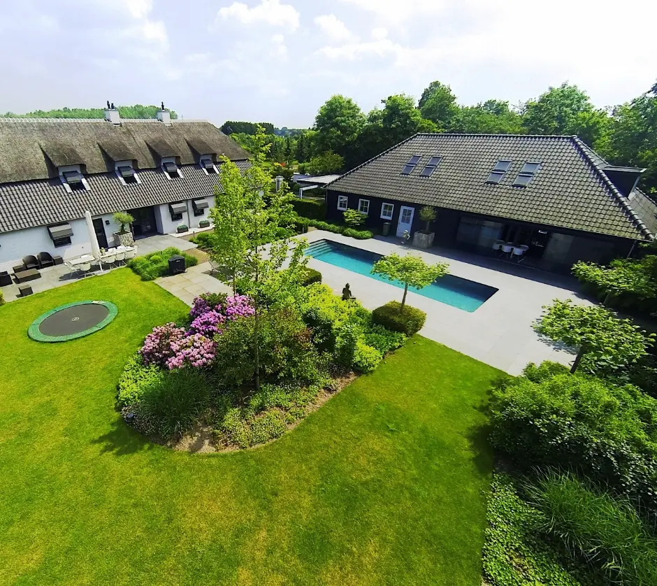 Achtertuin van een parktuin met zwembad in Beneden - Leeuwen. Tuinaanleg door Uw Tuin Hoveniers uit Malden