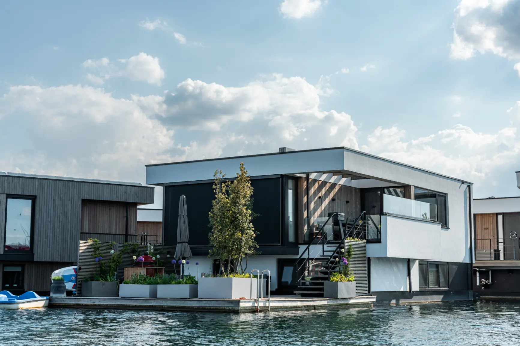 Tuin op het water in het noorden van Nijmegen. Tuinontwerp en tuinaanleg in door Uw Tuin Hoveniers in Malden.