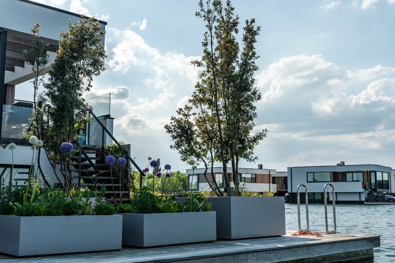 Tuin op het water in het noorden van Nijmegen. Tuinontwerp en tuinaanleg in door Uw Tuin Hoveniers in Malden.