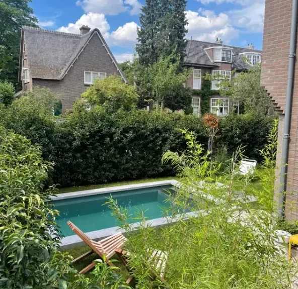 Tuinaanleg van een stadstuin met zwembad in Nijmegen in een groene omgeving.